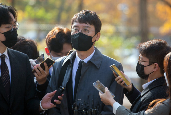 이른바 '고발 사주' 의혹 사건과 관련해 정치권 창구로 지목된 국민의힘 김웅 의원이 3일 오전 조사를 받기 위해 정부과천청사 고위공직자범죄수사처로 들어서며 취재진의 질문에 답하고 있다. [연합뉴스]