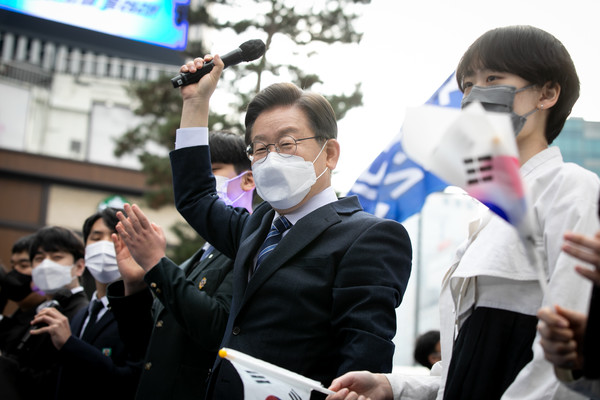 더불어민주당 이재명 대선후보가 1일 서울 명동에서 열린 '3·1정신으로 여는 대한민국 대전환!' 서울집중유세에서 청년들과 만세삼창 삼행시를 짓는 퍼포먼스를 하고 있다. [연합뉴스]