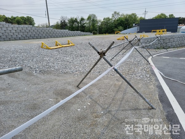 정식 신고 후 축조 중인 축대와 불법으로 훼손된 농지.