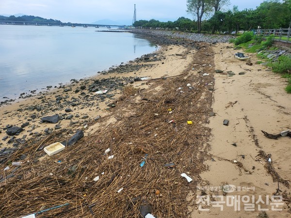 배알도 선착장 해변가 주변이 각종 쓰레기로 뒤범벅, 관광객들의 눈살을 찌푸리게 하고 있다. 