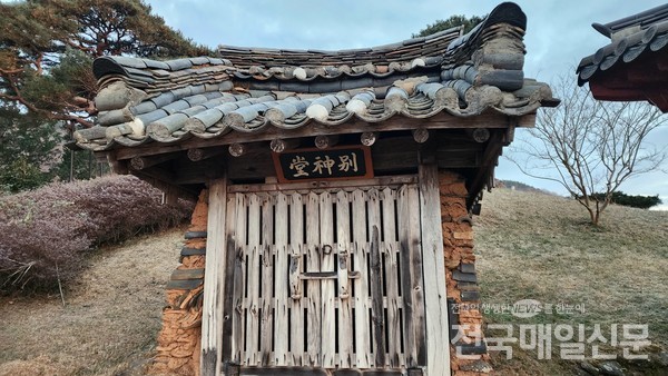 전남 보성군 복내면 당촌리에 전남도 민속문화재 제34호로 지정된 별신당과 천인정이 함께 자리하고 있다.