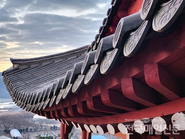 전남 보성군 복내면 당촌리에 전남도 민속문화재 제34호로 지정된 별신당과 천인정이 함께 자리하고 있다.