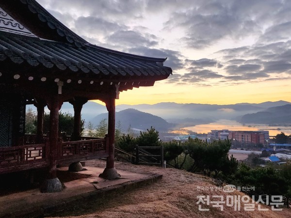 전남 보성군 복내면 당촌리에 전남도 민속문화재 제34호로 지정된 별신당과 천인정이 함께 자리하고 있다.