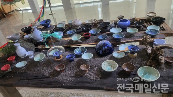 제주의 화산송이와 제주만의 아름다움이 도자기로 표현되는 사기명장 제이미박 개인전이 13일까지 제주 아트홀에서 개최되고 있다.