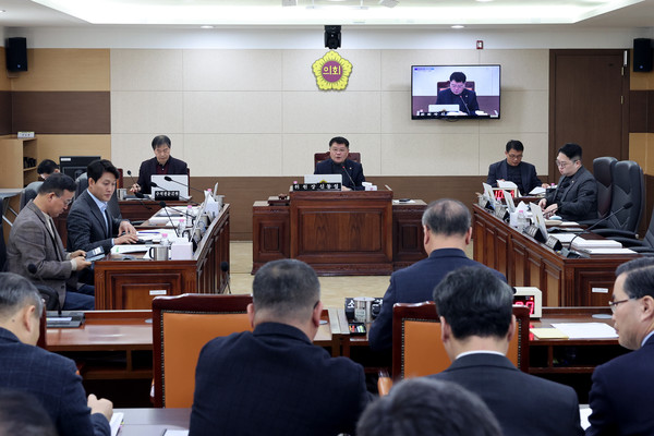 신동섭 행정안전위원장 업무보고 청취. [인천시의회 제공]