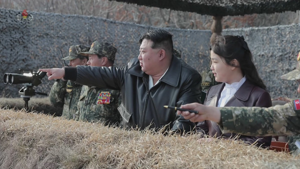 김정은 북한 국무위원장이 지난 15일 항공육전병부대(공수부대)들의 훈련을 지도했다고 조선중앙TV가 16일 보도했다. [조선중앙TV 화면=연합뉴스]