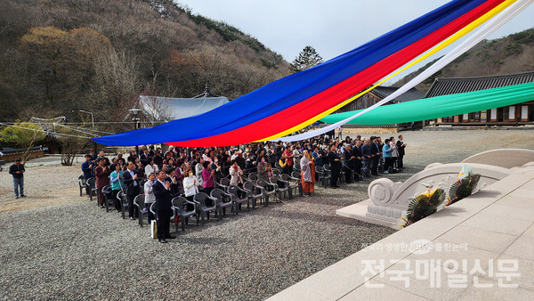 전남 곡성군 오산면 관음사가 2일 대웅전 낙성식 및 삼존불 점안식을 봉행했다.