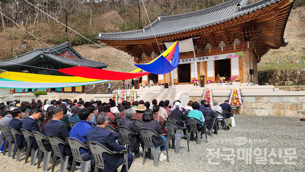 전남 곡성군 오산면 관음사가 2일 대웅전 낙성식 및 삼존불 점안식을 봉행했다.