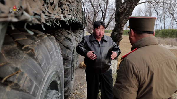 김정은 북한 국무위원장이 지난 2일 새로 개발한 극초음속 활공비행 전투부를 장착한 새형의 중장거리 고체탄도 미사일 '화성포-16나' 형의 첫 시험발사를 현지지도했다고 조선중앙TV가 3일 보도했다. [조선중앙TV 화면]