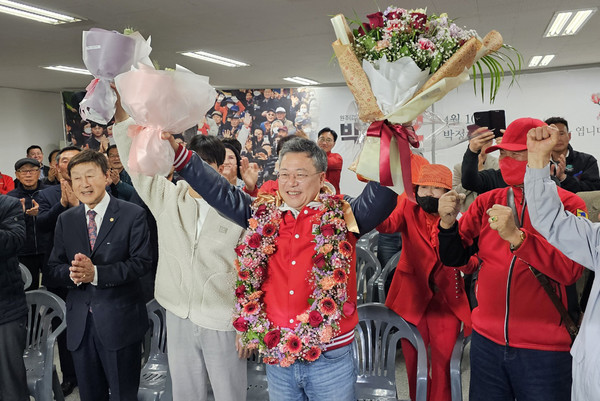 국민의힘 원주갑 박정하 후보가 11일 오전 강원 원주시 학성동에 마련한 자신의 선거사무소에서 개표 상황을 지켜보다가 당선이 유력해지자 기뻐하고 있다. [연합뉴스]