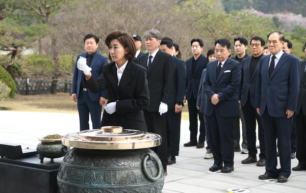 나 당선인이 당선 직후 현충원을 찾아 참배하는 모습. [나경원 당선인 사무실 제공]