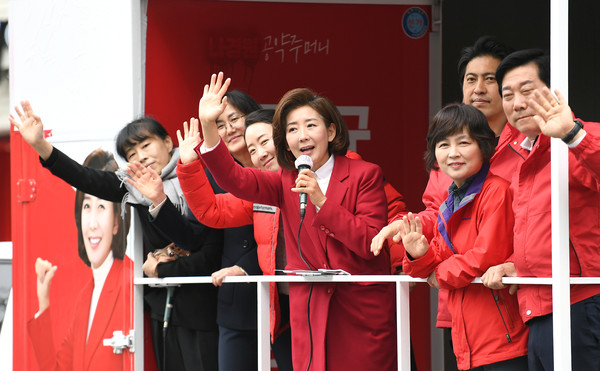 당선 직후 유세차로 지역을 돌며 지역구민들에게 당선 감사인사를 전하고 있는 나 당선인.[나경원 당선인 사무실 제공]