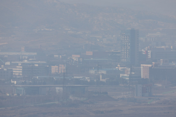 지난 2월 경기 파주시 서부전선 비무장지대(DMZ) 도라전망대에서 촬영된 흐릿한 개성공단. [연합뉴스 자료사진]