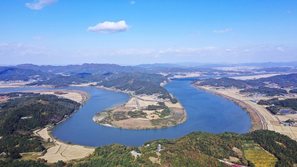 한반도 지형을 닮은 영산강 느러지 전경. [나주시 제공]