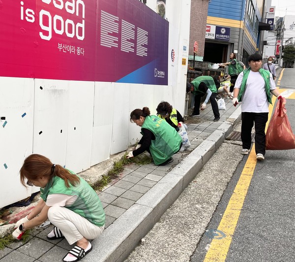 수정1동 행정복지센터는 우수기 대비 환경정비를 실시하고 기념촬영을 하고 있다. [부산 동구 제공]