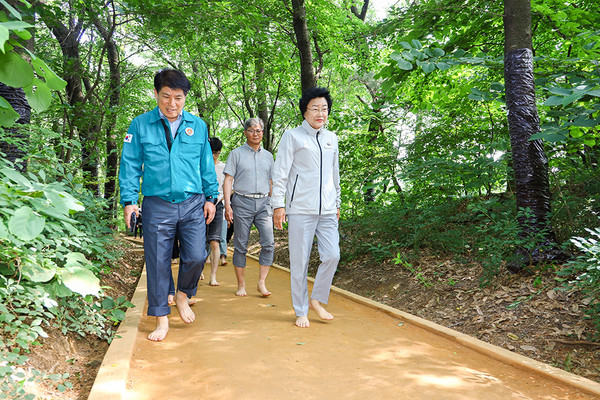 설봉산 황톳길 현장점검. [이천시 제공]