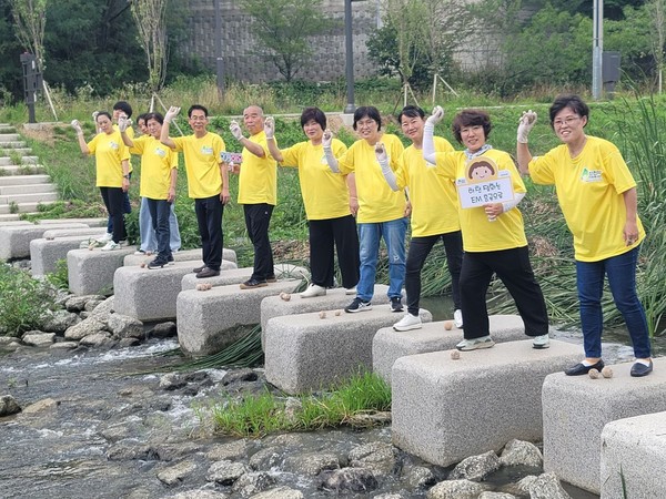 신천지자원봉사단 서인천지부 봉사자들이 지난 15일 서구 심곡천에 EM 흙공을 던지고 있다. [신천지자원봉사단 서인천지부 제공]