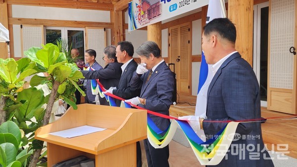 전남 곡성향교는 25일 유림관 개관식을 성대하게 개최했다. 