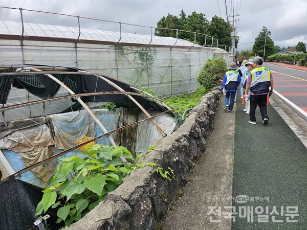 아동청소년보호협회 서귀포시지회은 최근 신례초등학교과 교사, 아동청소년보호협회 임원들과 합동으로 학교 방학을 맞아 학교주변 위험한 곳이 있는지 안전점검을 실시했다.