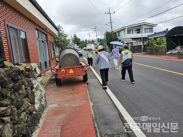 아동청소년보호협회 서귀포시지회은 최근 신례초등학교과 교사, 아동청소년보호협회 임원들과 합동으로 학교 방학을 맞아 학교주변 위험한 곳이 있는지 안전점검을 실시했다.