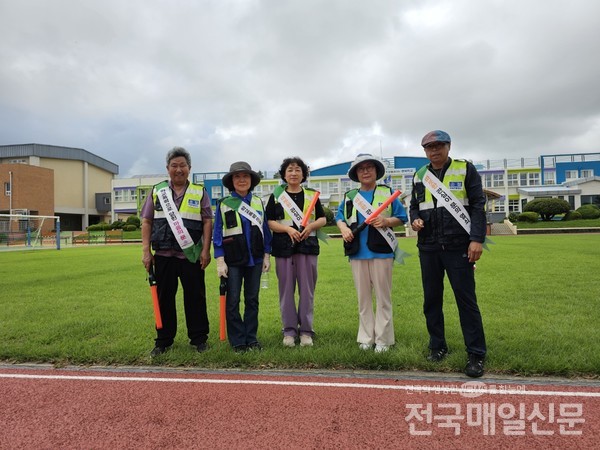 아동청소년보호협회 서귀포시지회은 최근 신례초등학교과 교사, 아동청소년보호협회 임원들과 합동으로 학교 방학을 맞아 학교주변 위험한 곳이 있는지 안전점검을 실시했다.