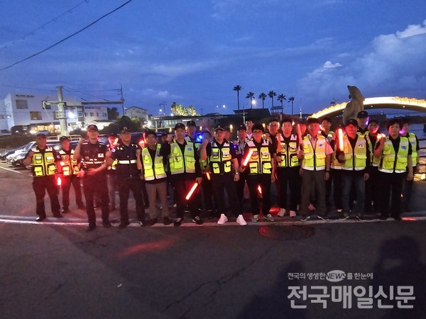 서귀포시자율방범연합회은 최근 남원읍 남원포구에서 남원 일대 도보로 합동방범순찰활동을 전개했다.