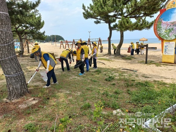 해수욕장 관광시설 정화활동.