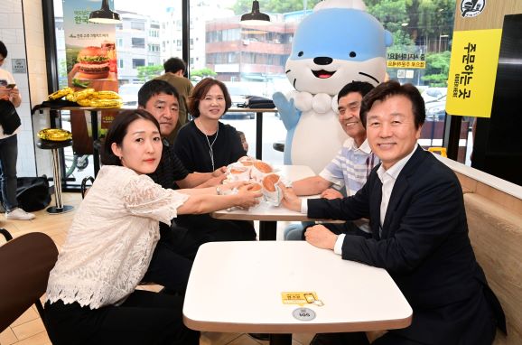 경남 진주시와 한국맥도날드 협업으로 탄생한 ‘진주 고추 크림치즈 버거’와 ‘진주 고추 크림치즈 머핀’의 숨은 주인공들. [진주시농기센터 제공]