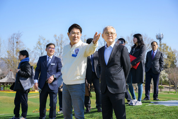 지난 4월 순천만국가정원을 방문한 유인촌 문체부장관. [순천시 제공]