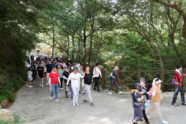 김해시는 15일 광복절을 맞아 3700여명의 시민이 참가한 가운데, 김해운동장과 분성산 일원을 걷는 '평화통일염원 숲속 둘레길 걷기대회'를 개최했다.[김해시 제공]