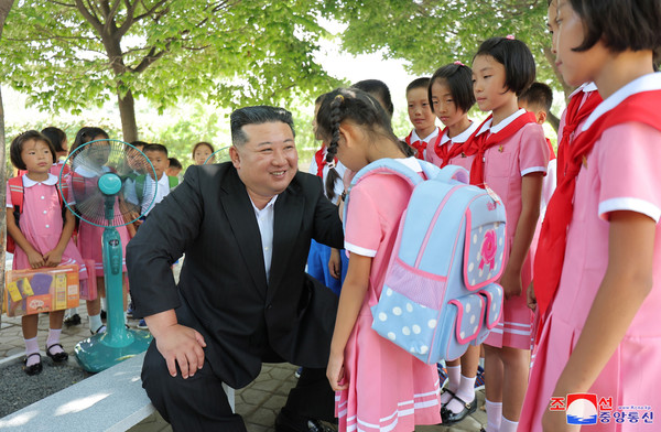 김정은 북한 국무위원장이 지난 16일 평양 4.25여관을 찾아 수해지역 학생들을 위한 교육준비정형을 요해(파악)했다고 조선중앙통신이 17일 보도했다. [평양 조선중앙통신=연합뉴스]