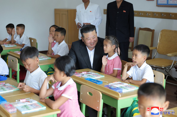 김정은 북한 국무위원장이 지난 16일 평양 4.25여관을 찾아 수해지역 학생들을 위한 교육준비정형을 요해(파악)했다고 조선중앙통신이 17일 보도했다. [평양 조선중앙통신=연합뉴스]