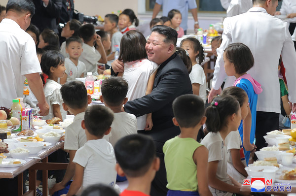 평안북도 등 북한 수해지역 주민들이 15일 평양에 도착해 숙소에 입소 했다고 조선중앙통신이 16일 보도했다. 통신은 북한 김정은 국무위원장이 속소에서 수재민들을 맞아 주었다고 전했다. [평양 조선중앙통신=연합뉴스]