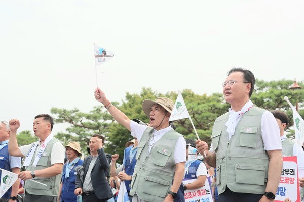 김진태 강원특별자치도지사가 지난 26일 영월을 시작으로 정선, 태백을 거쳐 삼척까지 4박 5일간 진행되는 국토대순례 출정식에 참석했다. [강원도 제공]