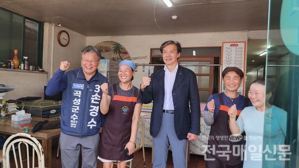 조국 대표는 지난 30일 혁신당 의원들과 군수 예비후보 손경수, 박웅두와 함께 전남 곡성군 곳곳을 방문해 지지를 호소했다.