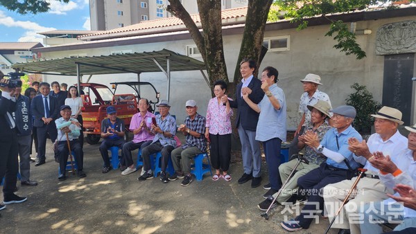 조국 대표는 지난 30일 혁신당 의원들과 군수 예비후보 손경수, 박웅두와 함께 전남 곡성군 곳곳을 방문해 지지를 호소했다.