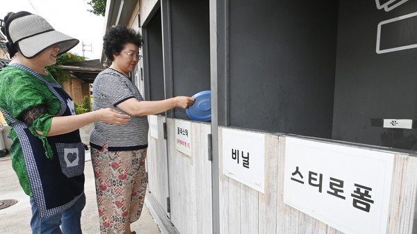 수원시 권선구 세류2동 자원순환역에 배치된 관리자가 주민에게 분리배출을 지도하고 있다. [수원시 제공]