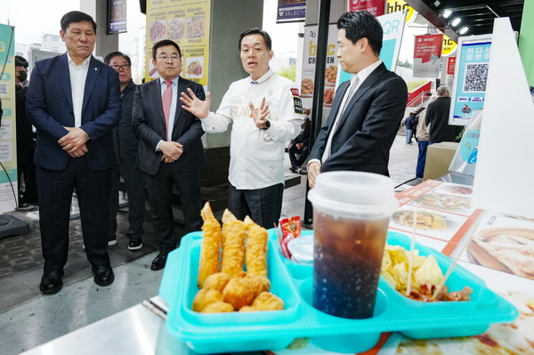 지난해 4월 다회용기를 사용하는 협약을 맺은 수원KT위즈파크에서 이재준 수원시장과 관계자들이 다회용기를 두고 이야기를 나누고 있다. [수원시 제공]