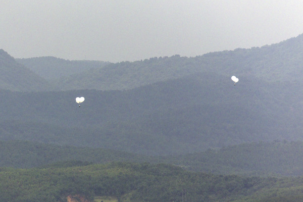 5일 오전 경기도 파주시 오두산 통일전망대에서 바라본 북한 황해북도 개풍군에서 쓰레기 풍선이 떠 오르고 있다. [연합뉴스]