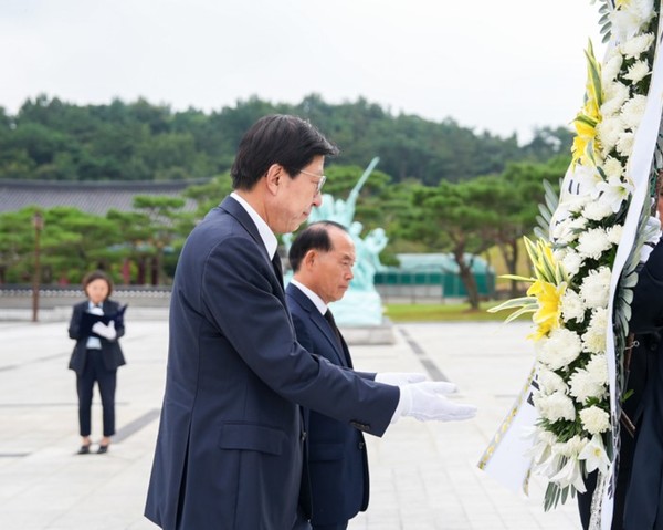 박형준 부산시장이 지난 6일 광주를 방문해 국립 5.18민주묘지를 방문, 참배했다.[부산시 제공]