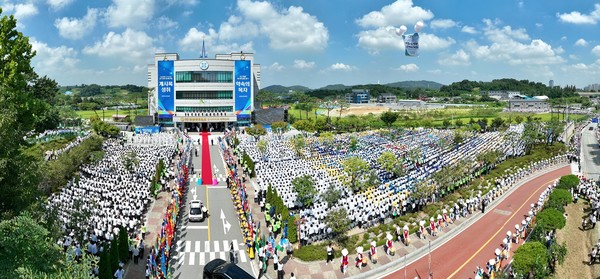 8일 이만희 총회장이 방문한 신천지 맛디아지파 청주교회에서 모여든 신천지예수교회 교인들의 모습. [신천지예수교회 제공]