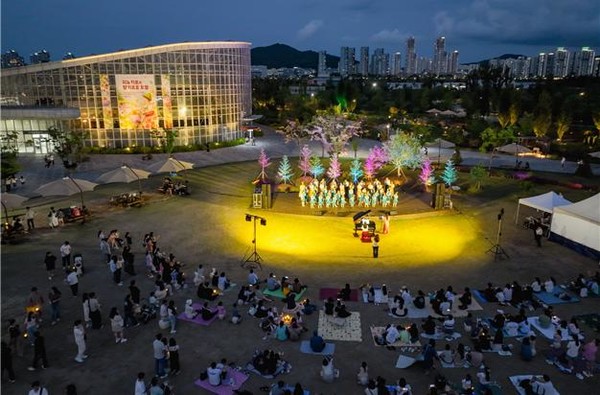 국립세종수목원 축제마당에서 매주 금요일과 토요일에 운영하는 야간개장에 진행하는 문화공연을 관람객이 감상하고 있다. [한국수목원정원관리원 제공]