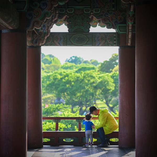 진주성에서 함께 시간을 보내고 있는 가족의 모습. [진주시 제공]