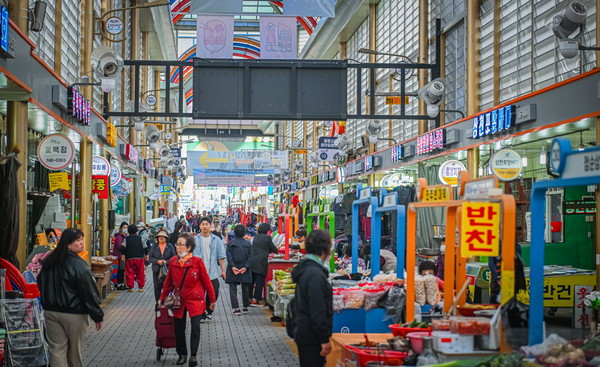 진주 전통시장 전경. [진주시 제공]