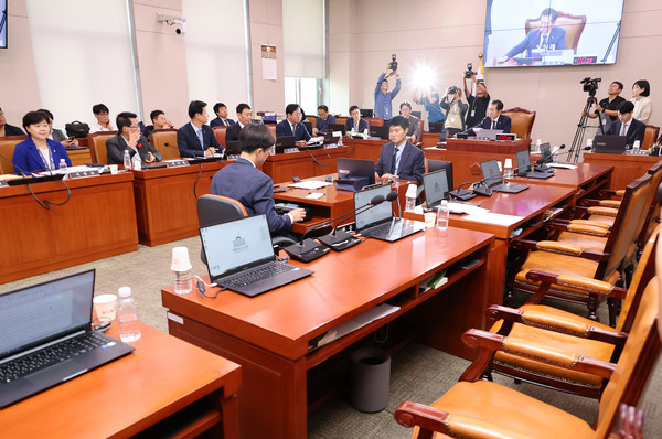 11일 오후 국회 법제사법위원회에서 김건희·채상병특검법이 야당 단독으로 통과되고 있다. 국민의힘 의원들은 법안 처리에 반발하며 표결 직전 퇴장했다. [연합뉴스]