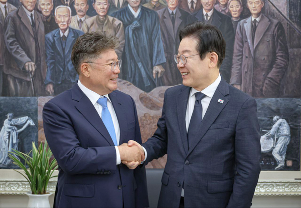 이재명 민주당 대표가 11일 오전 서울 여의도 국회 본청 대표실에서 열린 영광군수 재선거 후보자 공천장 수여식에서 장세일 후보에게 공천장을 수여한 후 기념촬영을 하고 있다. [장세일 캠프 제공]