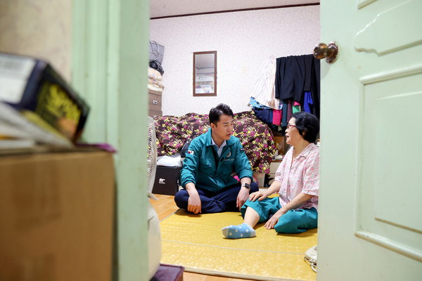 11일 오언석 도봉구청장이 독거 어르신 댁을 방문해 명절 인사를 나누고 있다. [도봉구 제공]