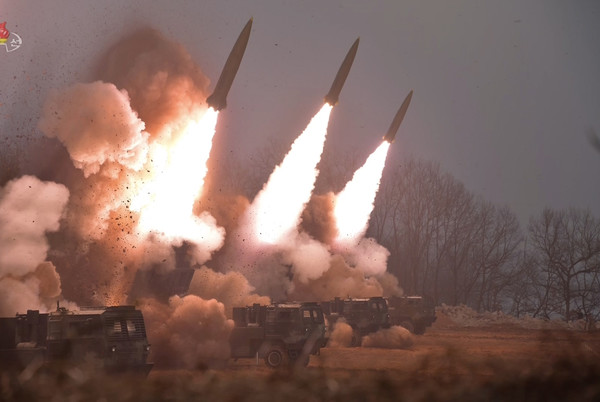 북한이 12일 단거리 탄도미사일(SRBM) 여러 발을 동해상으로 발사했다. 사진은 최근 김정은 북한 국무위원장이 서부전선의 중요작전임무를 담당하고 있는 화성포병부대의 화력습격훈련을 현지지도했다고 조선중앙TV가 보도한 모습. [조선중앙TV 화면, 연합뉴스]