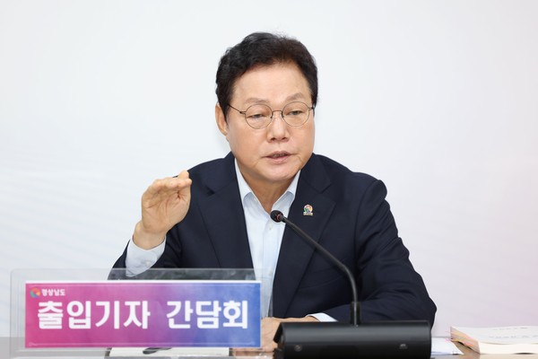 박완수 경남도지사가 12일 오전 경남도청에서 기자간담회를 통해 지역 현안 추진 상황을 설명하고 있다.[경남도청 제공]