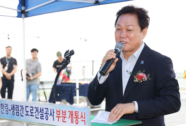 박완수 경남도지사가 한림~생림간 도로건설공사 부분 개통식에 참여해 축사를 전하고 있다. [경남도 제공]